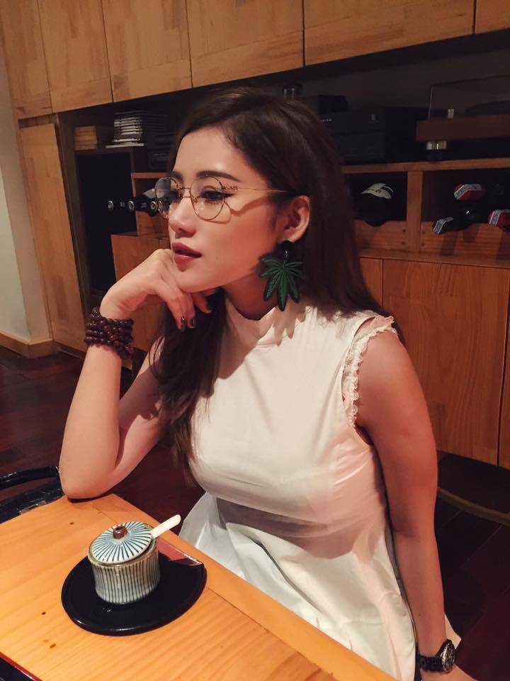 美女蹲着拉屎无遮挡